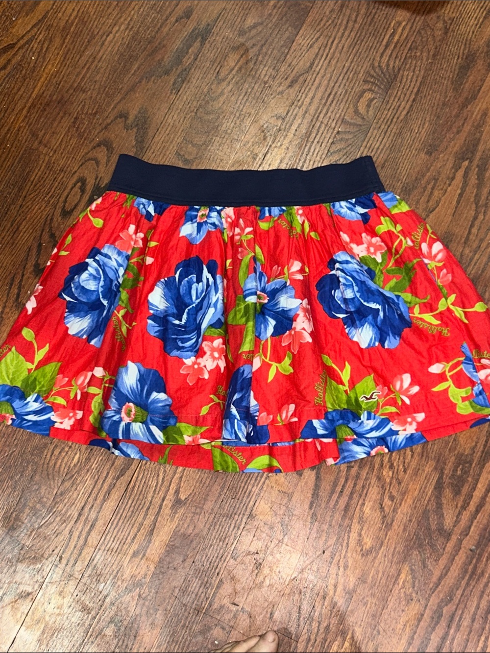 HOLLISTER  Red Blue Floral Skirt with Navy Waistband